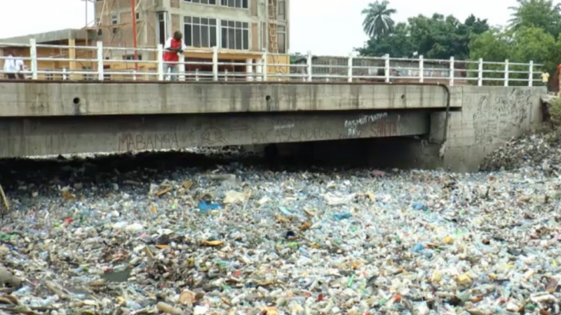 Les défis environnementaux énormes, le recyclage plastique indispensable pour préserver la santé humaine