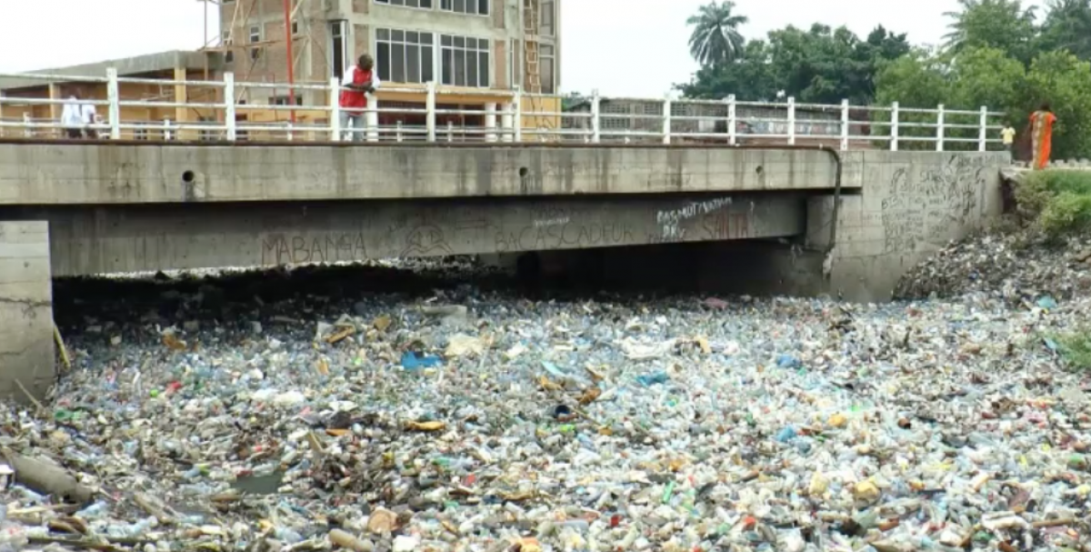 Les défis environnementaux énormes, le recyclage plastique indispensable pour préserver la santé humaine